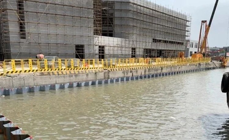 静压植桩机在城区复杂河道岸段紧邻建筑物护岸钢板桩桩基施工技术
